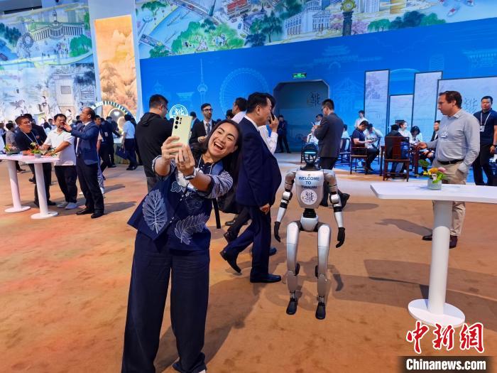 渤海湾畔共话未来：夏季达沃斯里的天津动能