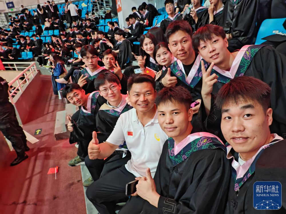 温度｜找到了！毕业典礼上与父亲视频的男孩正在贵州抗洪