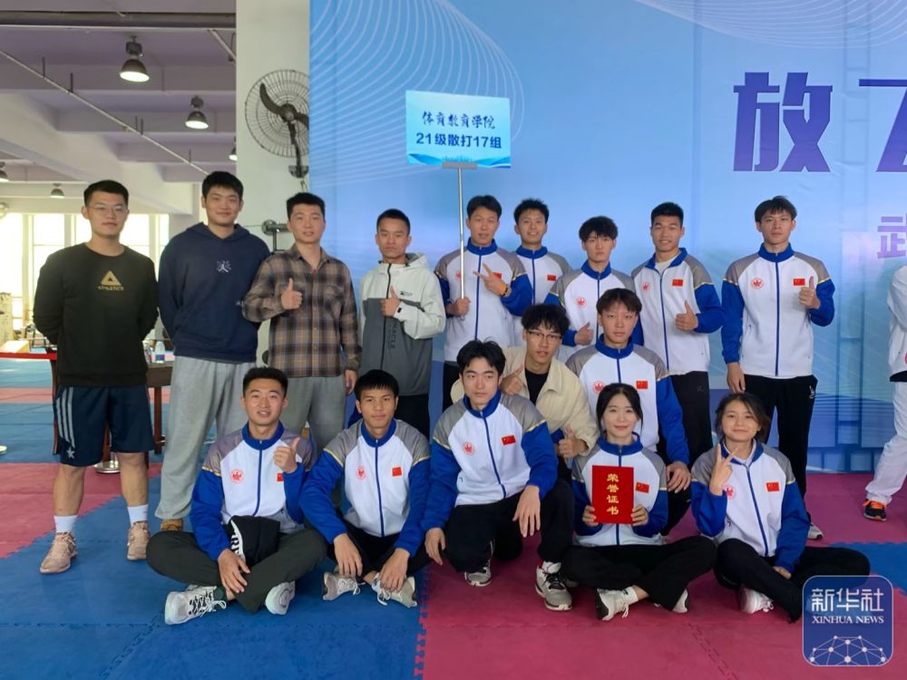 温度｜找到了！毕业典礼上与父亲视频的男孩正在贵州抗洪
