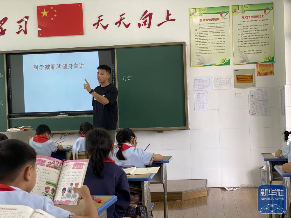 温度｜找到了！毕业典礼上与父亲视频的男孩正在贵州抗洪