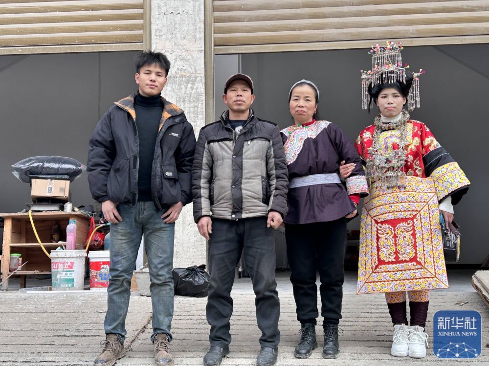 温度｜找到了！毕业典礼上与父亲视频的男孩正在贵州抗洪