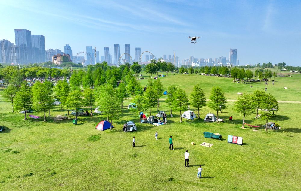 “穿越”场景看消费｜“穿越”城市公园看低空消费新场景