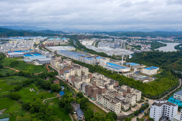 中国经济样本观察·县域样本篇｜江西山区小县如何用一根“细丝”拉出百亿级产业？