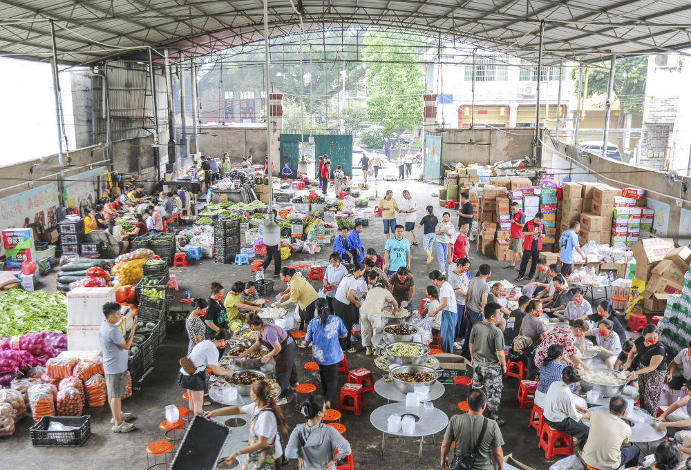 温度丨集合，带上菜刀？村民道出实情：为抗洪救灾人员做饭