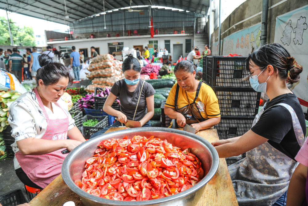 温度丨集合，带上菜刀？村民道出实情：为抗洪救灾人员做饭
