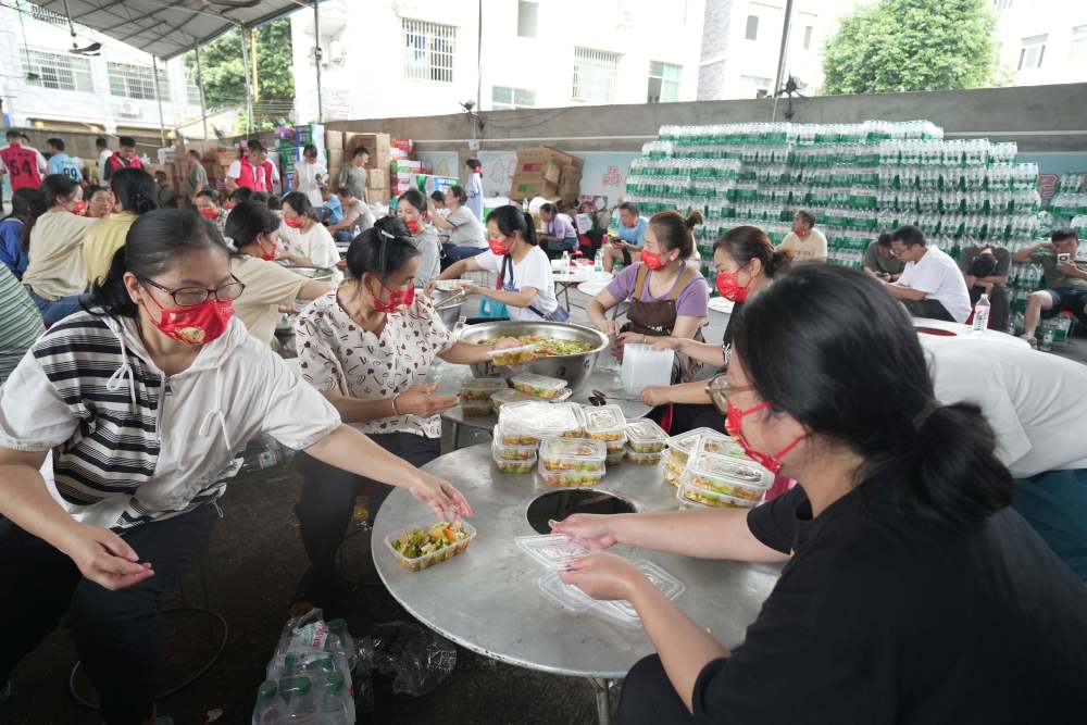 温度丨集合，带上菜刀？村民道出实情：为抗洪救灾人员做饭