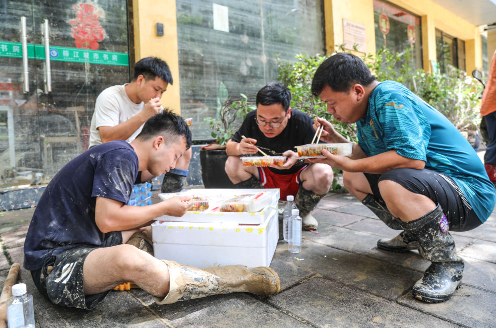 温度丨集合，带上菜刀？村民道出实情：为抗洪救灾人员做饭