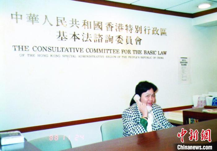 见证香港回归的传译员盘苏贤：时代给了我贡献国家的机会