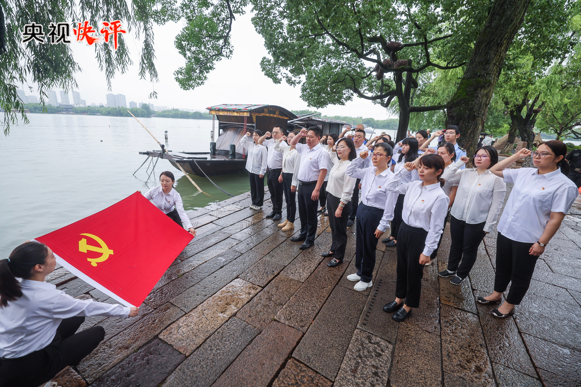 【央视快评】坚持从抓作风入手推进全面从严治党