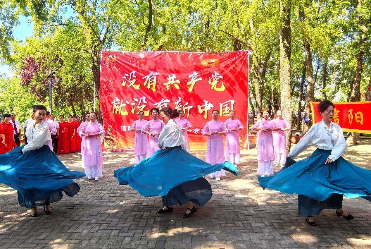 河南信阳：银发颂党恩 红歌庆“七一”