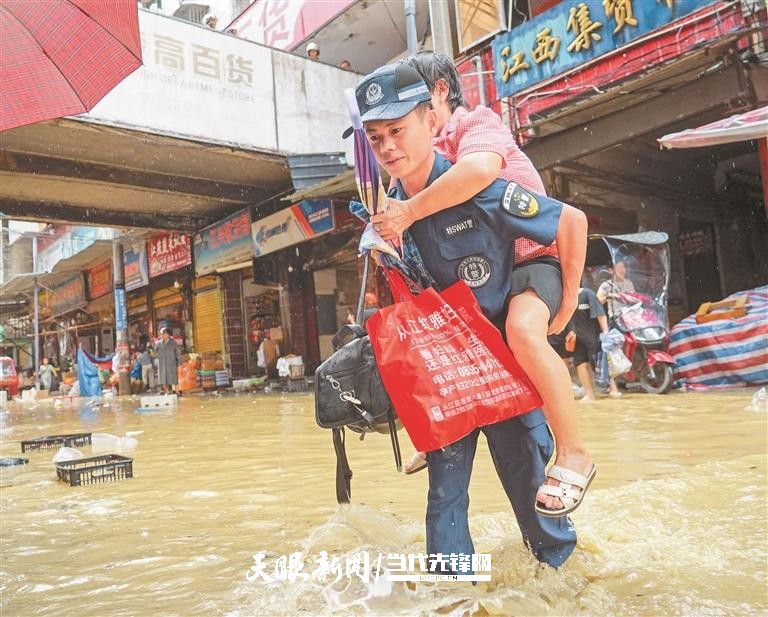 “他们身先士卒，我们就义无反顾”｜从抗洪抢险到灾后重建，党员干部始终冲锋在前让群众信心倍增