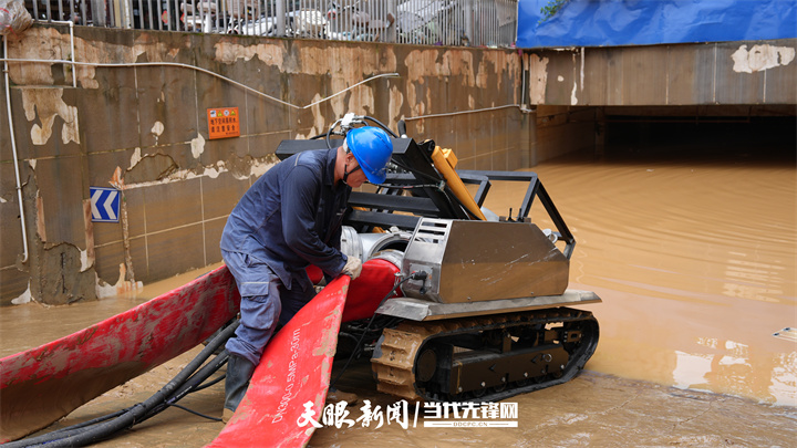 “他们身先士卒，我们就义无反顾”｜从抗洪抢险到灾后重建，党员干部始终冲锋在前让群众信心倍增