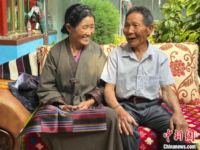 雅鲁藏布江畔一墙照片 定格民族团结的温暖时光