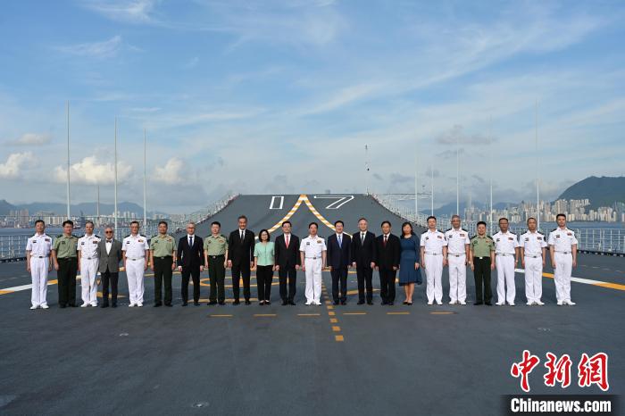 海军山东舰航母编队在香港举行甲板招待会