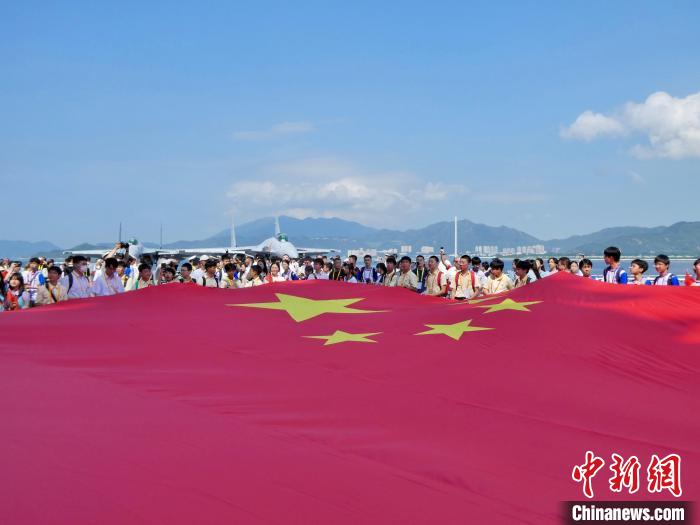 同护一面旗，共唱一首歌 ——山东舰官兵与香港青少年交流互动侧记