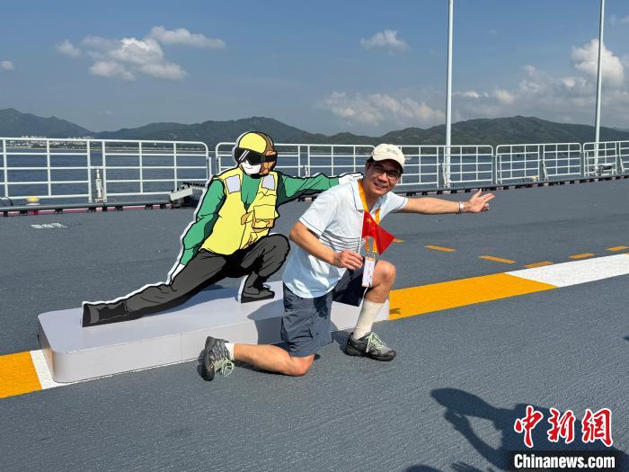 同护一面旗，共唱一首歌 ——山东舰官兵与香港青少年交流互动侧记