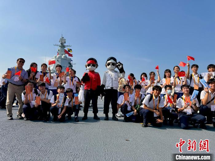 同护一面旗，共唱一首歌 ——山东舰官兵与香港青少年交流互动侧记