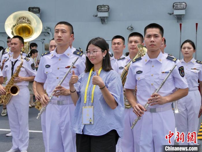 特写：香港民众争睹海军航母编队真容