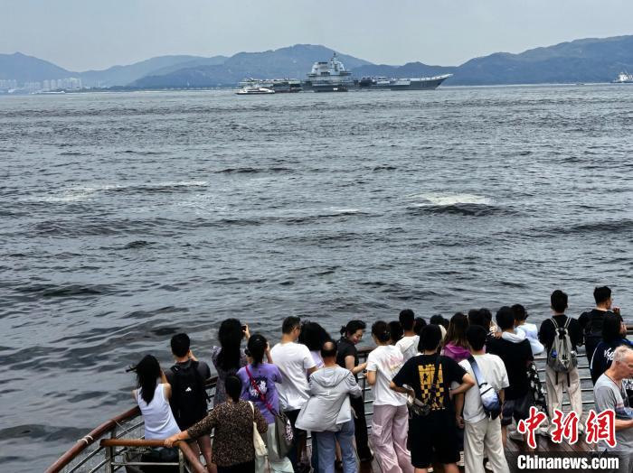 特写：香港民众争睹海军航母编队真容