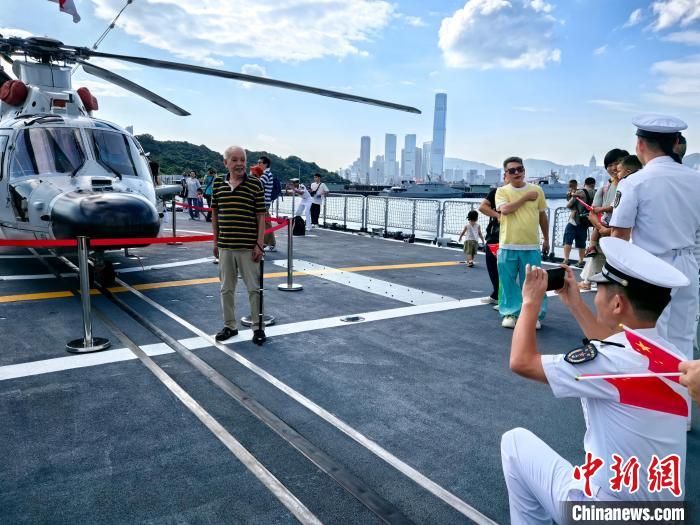 特写：香港民众争睹海军航母编队真容