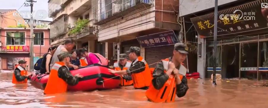 强降雨持续影响多地：多部门联动抢险救援 争分夺秒守护民众安全