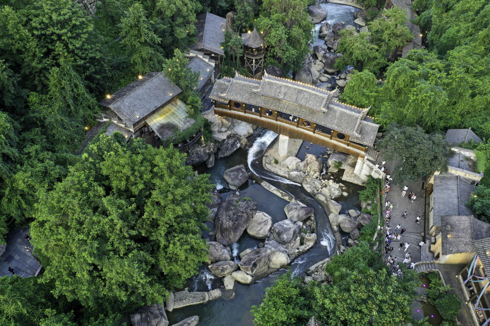 活力中国调研行|峡谷造“悬崖民宿”，“生产线”如何化身“风景线”？