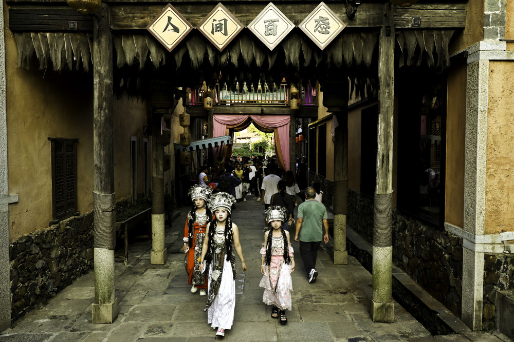 活力中国调研行|峡谷造“悬崖民宿”，“生产线”如何化身“风景线”？
