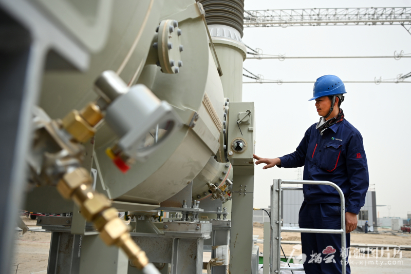 电网环塔 势贯南疆——新疆环塔里木盆地750千伏输变电工程全线贯通观察