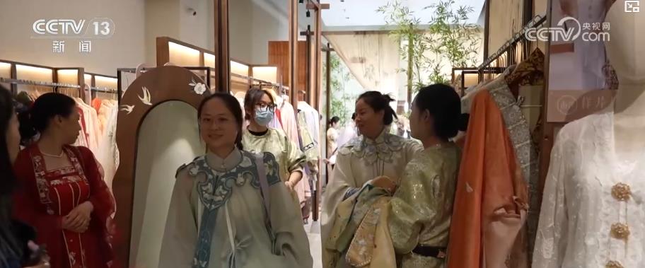 盛夏文旅“热”起来：山水消暑 非遗添彩 文旅融合新场景点燃消费激情