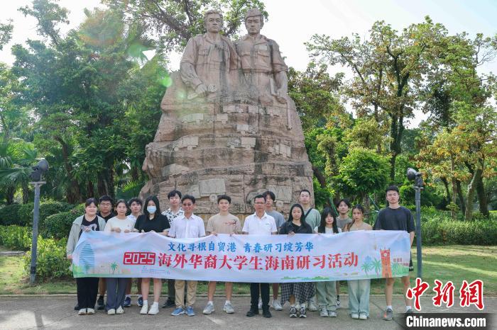 海外华裔大学生雕塑前追忆南侨机工