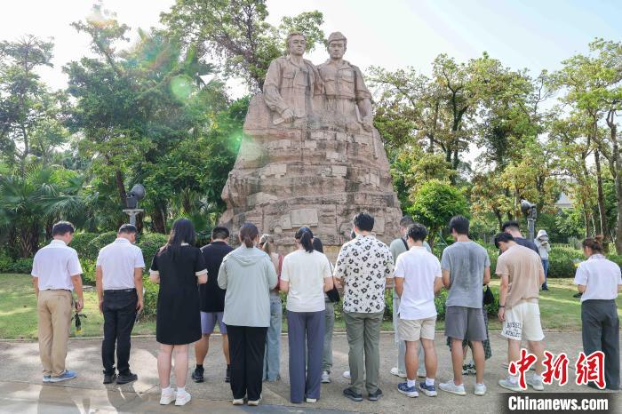 海外华裔大学生雕塑前追忆南侨机工