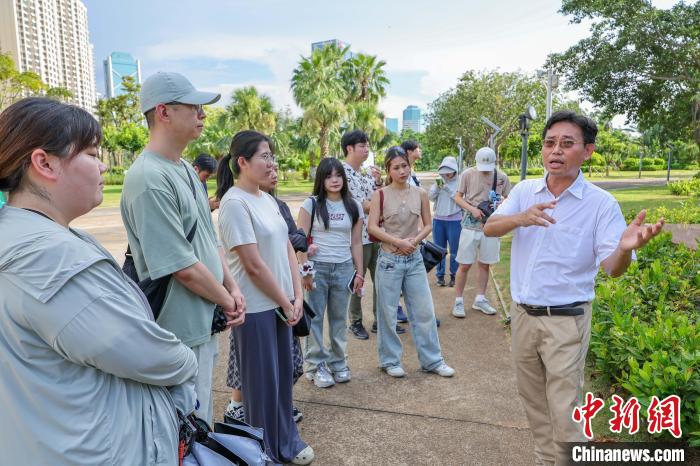 海外华裔大学生雕塑前追忆南侨机工