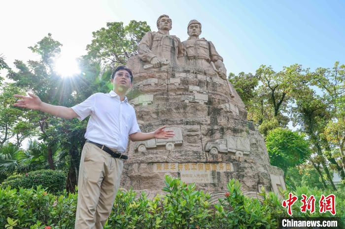 海外华裔大学生雕塑前追忆南侨机工