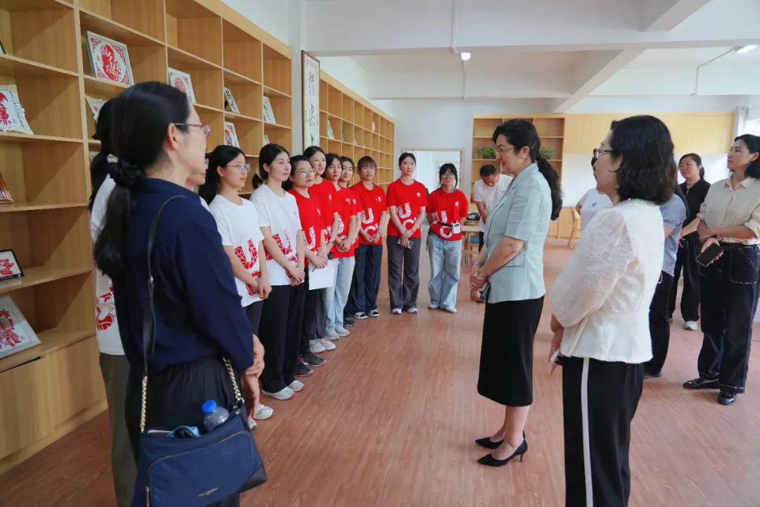 石榴花开耀天山——女大学生支教行动点亮新疆女孩追梦路