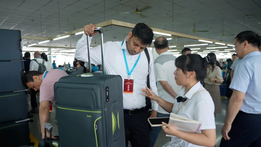 “卖给我们！”在这里，外商抢着做独家代理