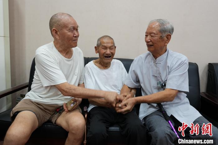 去台老兵泪洒故土：我会永远记得，这是我出生的地方