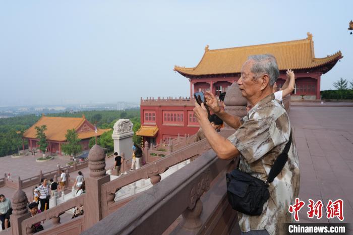 去台老兵泪洒故土：我会永远记得，这是我出生的地方