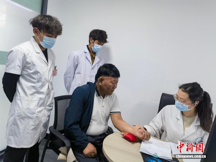 （辉煌60载 魅力新西藏）海拔4500米的中医坚守