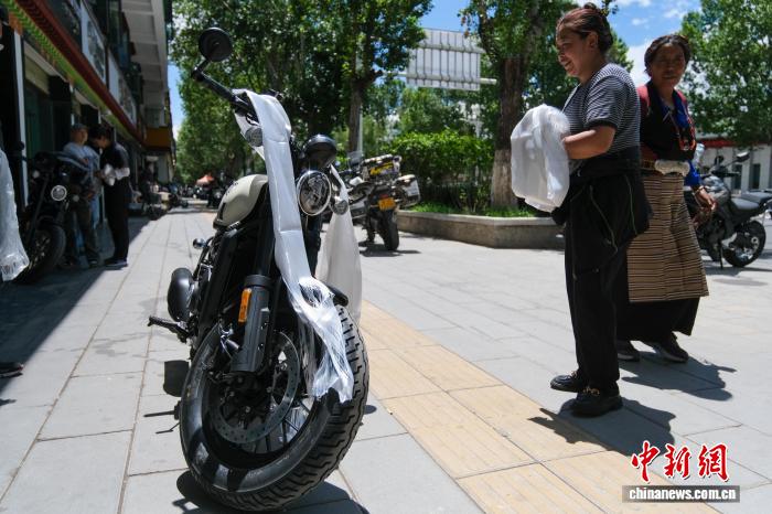 （辉煌60载 魅力新西藏）风光通达路网 西藏青年摩托车消费热