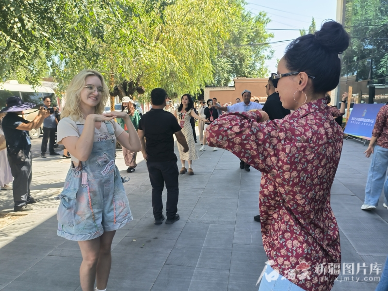 石榴花开 籽籽同心丨俄罗斯姑娘在新疆小巷里探寻民族团结密码