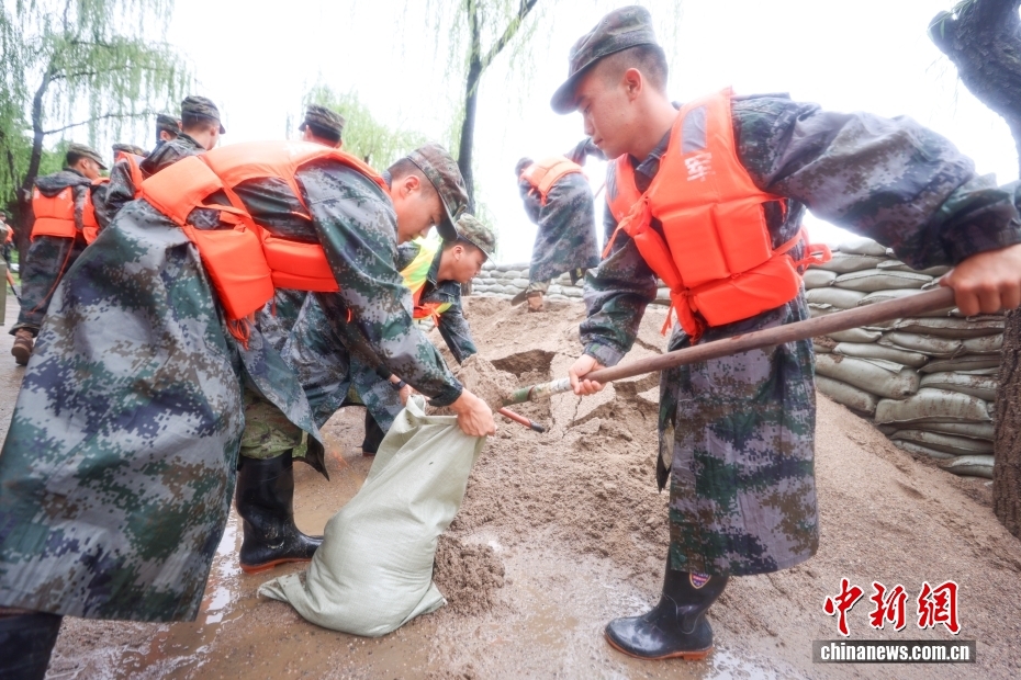 北京密云潮河水位上涨 解放军官兵紧急加固堤坝