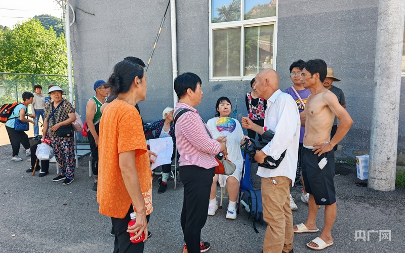 雨霁抢通“生命线”：徒步3小时，挺进“孤岛”碾子湾