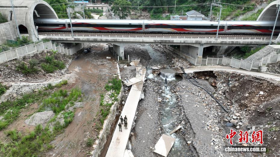 直击承德六道河镇救援现场：道路抢通中 多方力量转移受灾村民