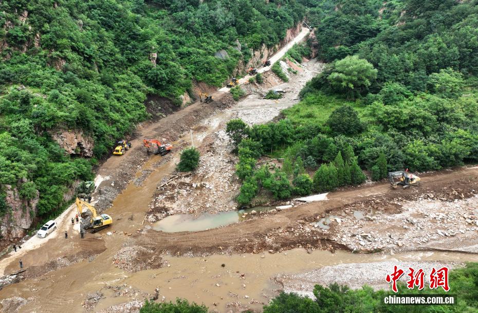 直击承德六道河镇救援现场：道路抢通中 多方力量转移受灾村民