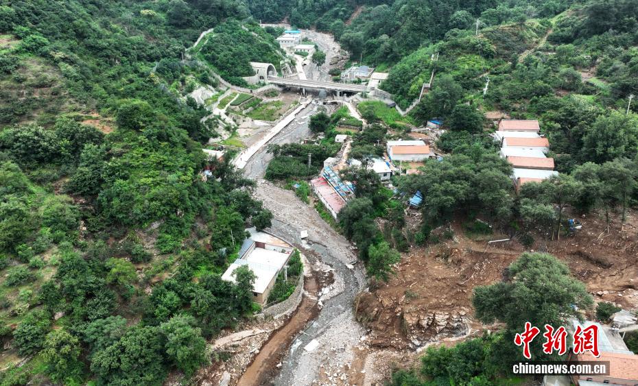 直击承德六道河镇救援现场：道路抢通中 多方力量转移受灾村民