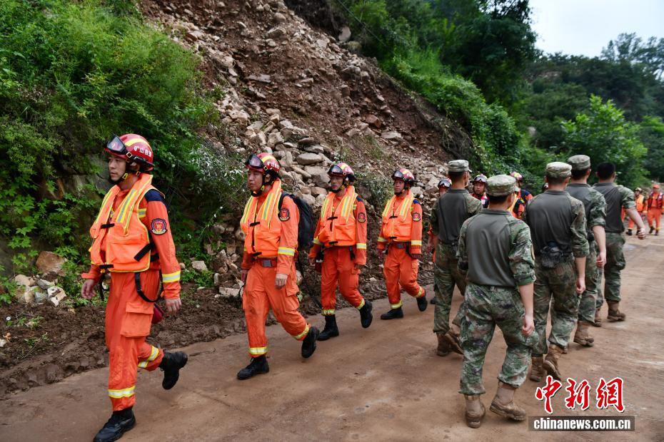 直击承德六道河镇救援现场：道路抢通中 多方力量转移受灾村民
