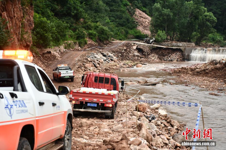 直击承德六道河镇救援现场：道路抢通中 多方力量转移受灾村民