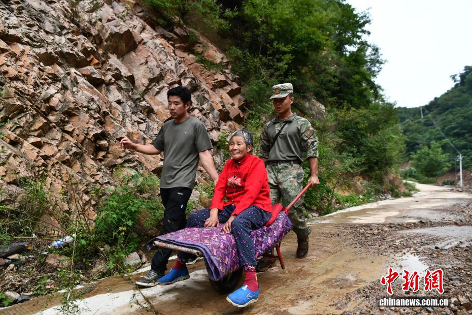 直击承德六道河镇救援现场：道路抢通中 多方力量转移受灾村民