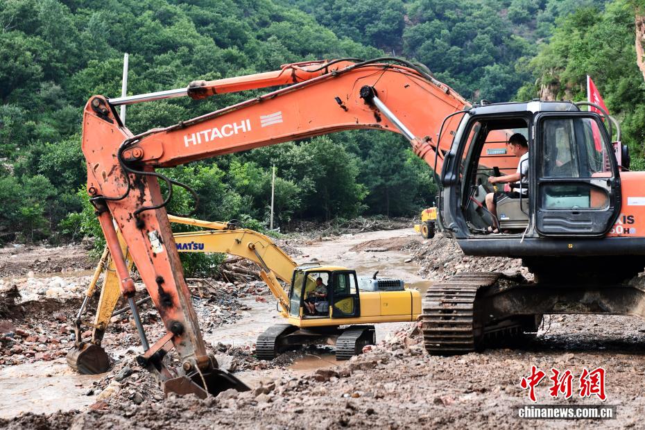 直击承德六道河镇救援现场：道路抢通中 多方力量转移受灾村民