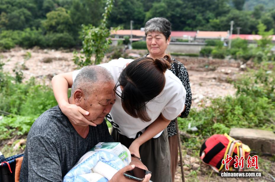 直击承德六道河镇救援现场：道路抢通中 多方力量转移受灾村民